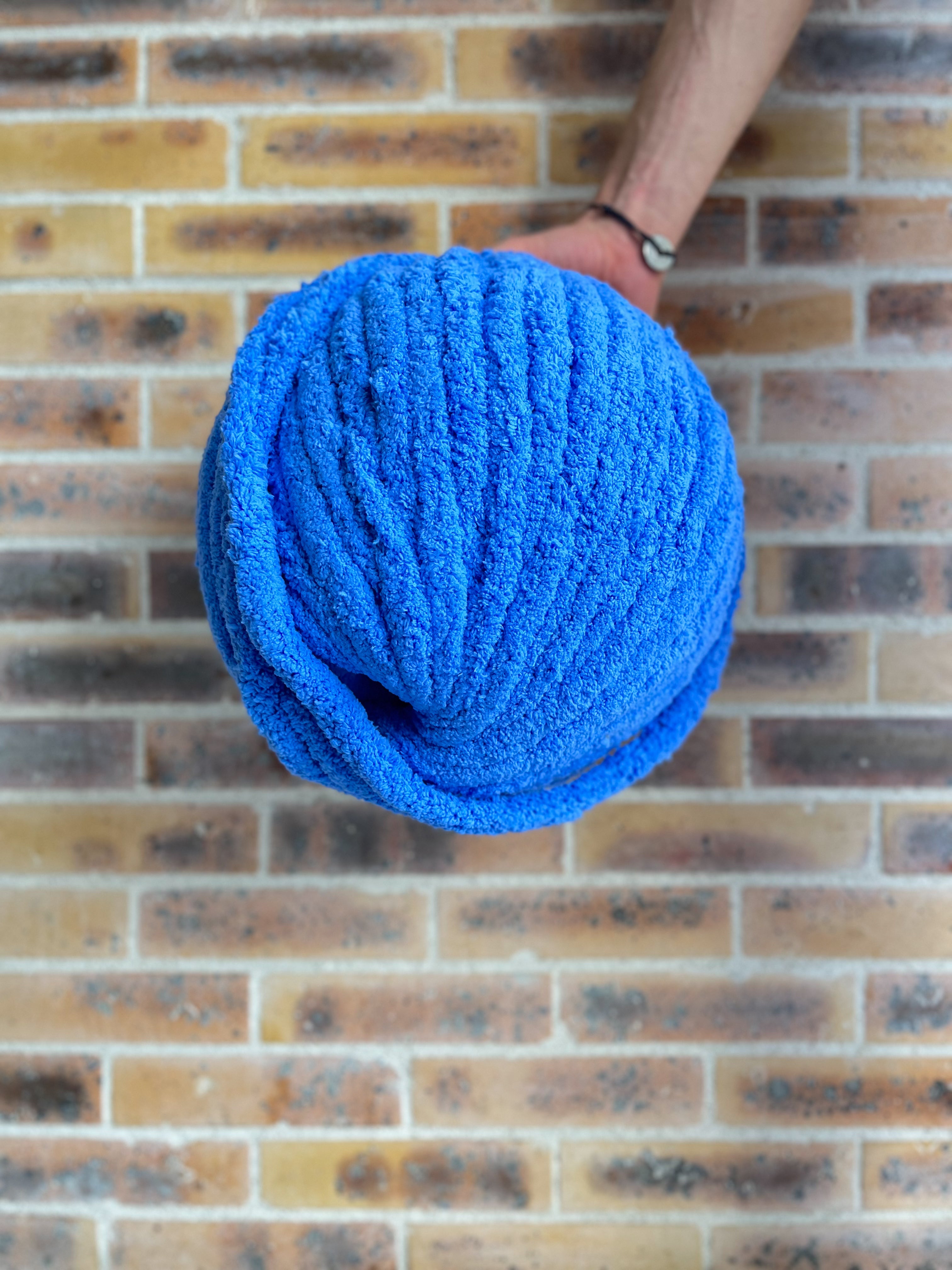 Bobine d'1 kg de fil chenille velours coloris Bleuet — Noly Yarn