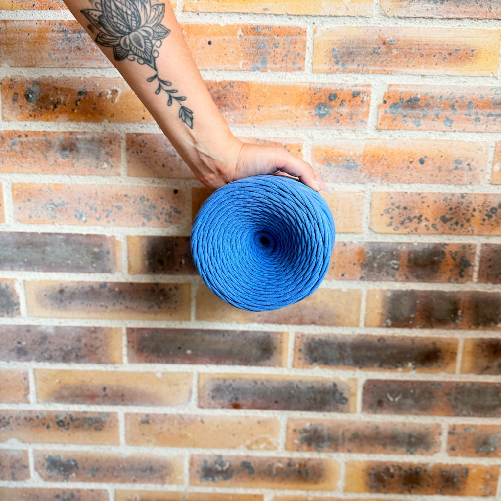 Vue de dessus de la bobine de fil t-shirt Bleuet, enroulement en cake sans nœud — Noly Yarn