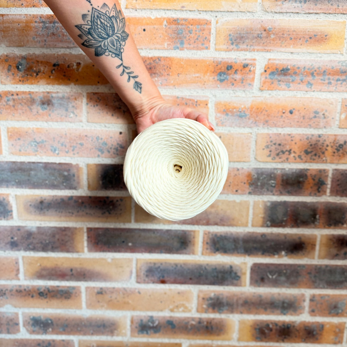 Vue de dessus de la bobine de fil t-shirt Écru, enroulement en cake sans nœud — Noly Yarn