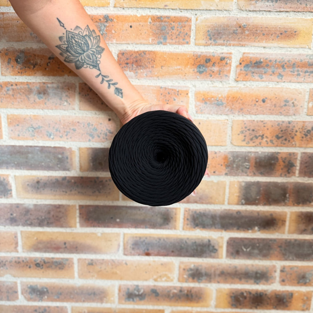 Vue de dessus de la bobine de fil t-shirt Noir, enroulement en cake sans nœud — Noly Yarn