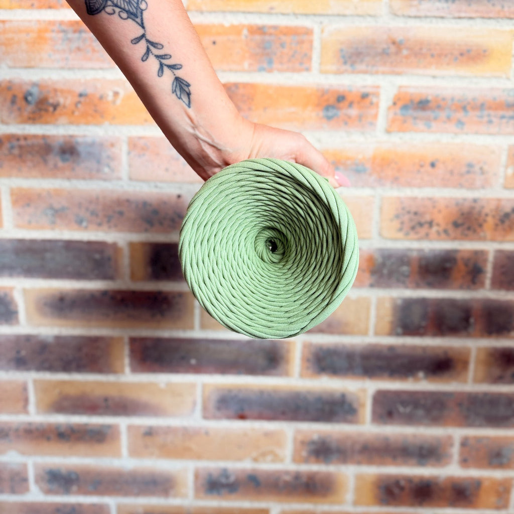 Vue de dessus de la bobine de fil t-shirt Pistache, enroulement en cake sans nœud — Noly Yarn