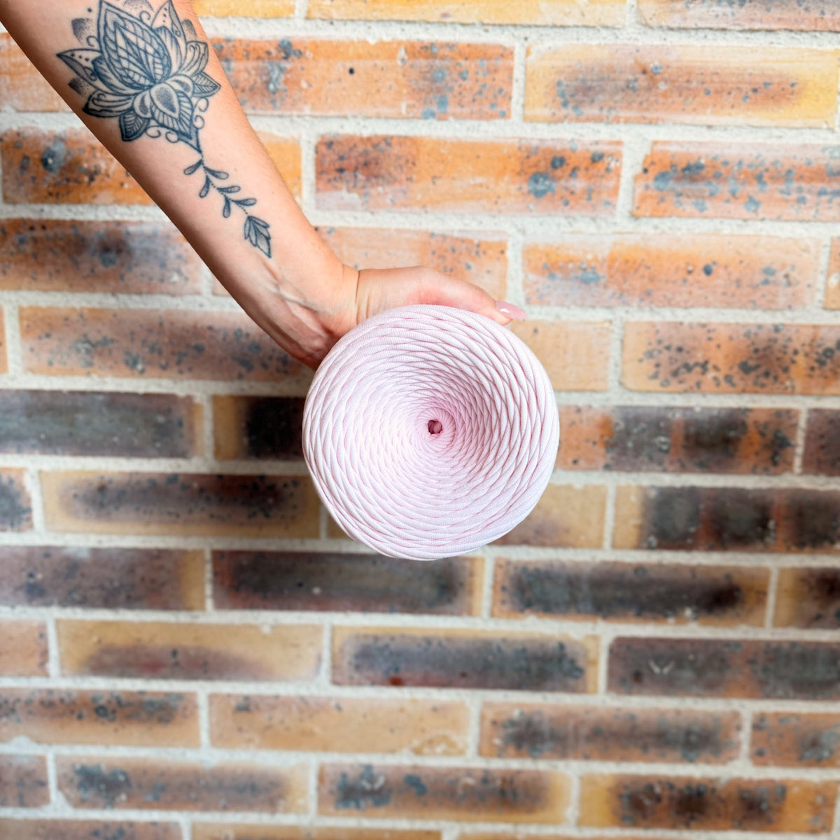 Vue de dessus de la bobine de fil t-shirt Litchi, enroulement en cake sans nœud — Noly Yarn