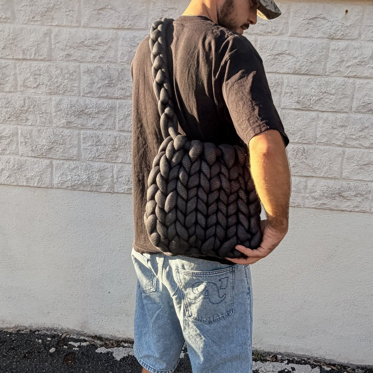 Sac Noly Tube coloris Asphalte vu de dos, maille XXL au crochet géant — Noly Yarn