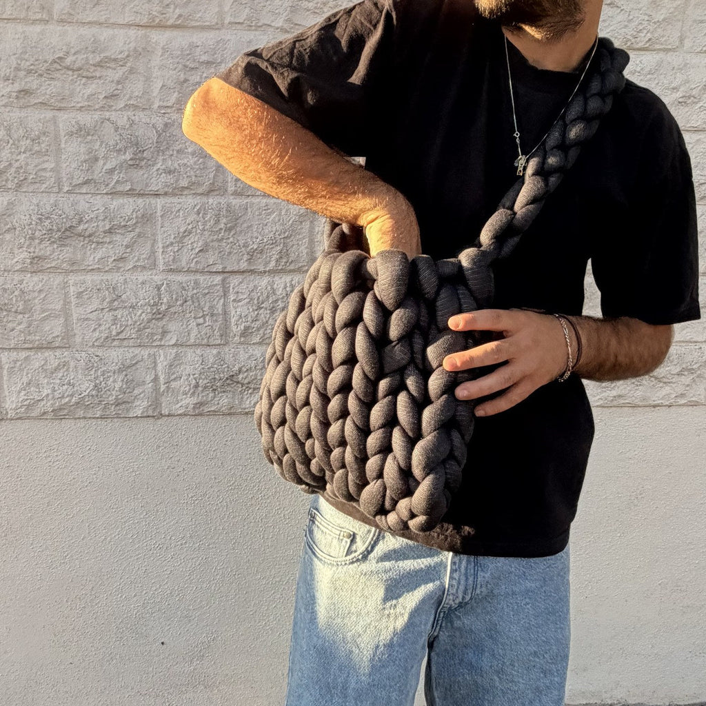 Sac Noly Tube coloris Asphalte porté à l'épaule, look urbain — Noly Yarn